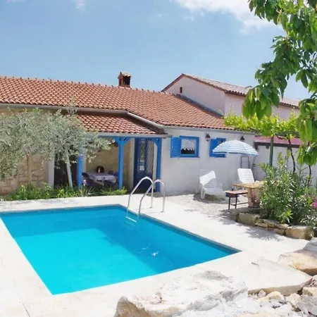 Mit Private Swimingpool Holiday home